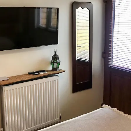 Cute Self-Contained Guest Room With Ensuite And Private Decked Porch In Glastonbury Exterior photo