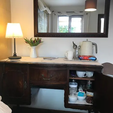 Cute Self-Contained Guest Room With Ensuite And Private Decked Porch In Glastonbury Exterior photo