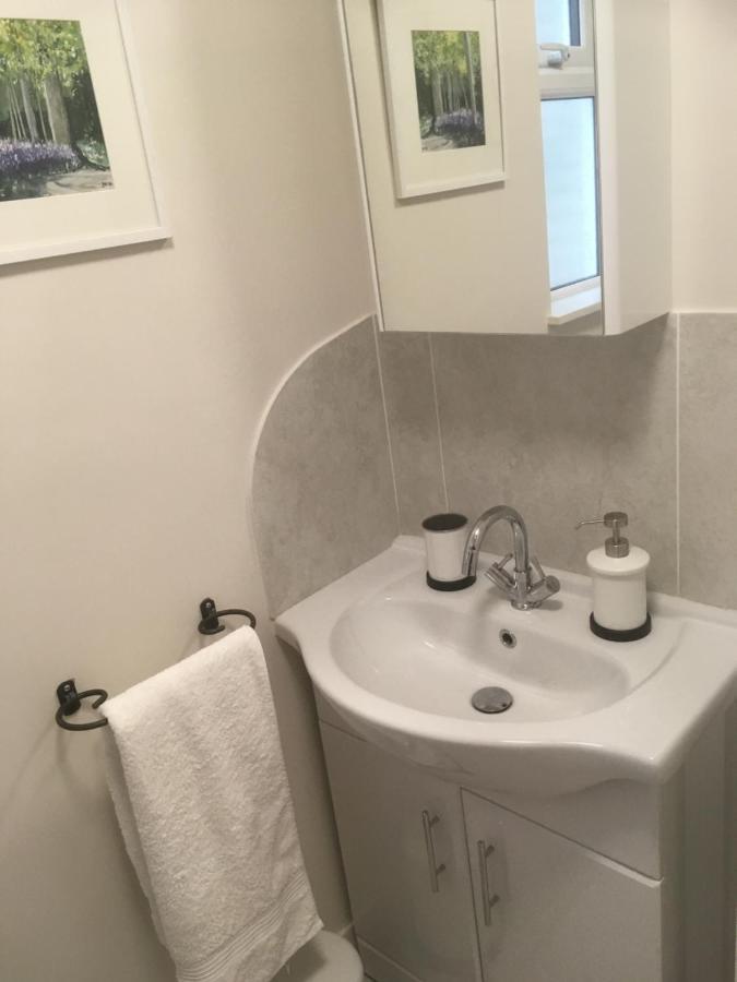 Cute Self-contained Guest With Ensuite And Private Decked Porch In Apartment *